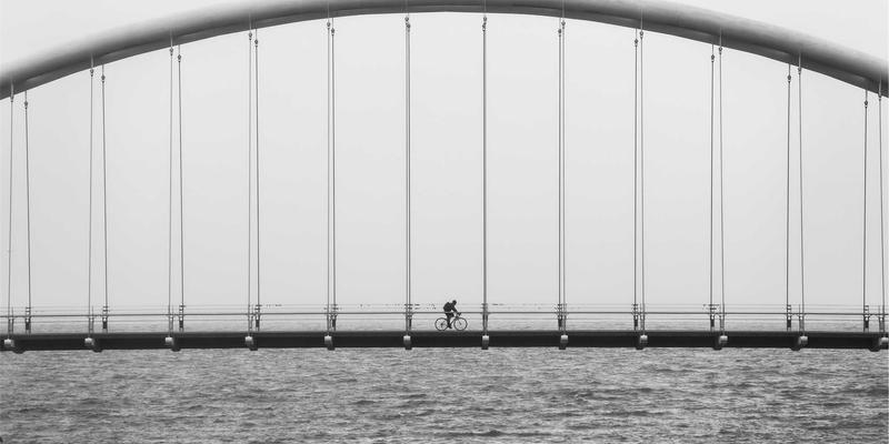 游戏鼠标DPI与轮询率：解锁电竞操作精准度的双引擎，搭配电竞椅与游戏手办打造沉浸式战场