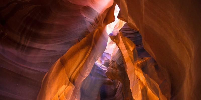 电竞桌尺寸与布局设计全攻略：为多显示器与专业外设优化你的战斗空间